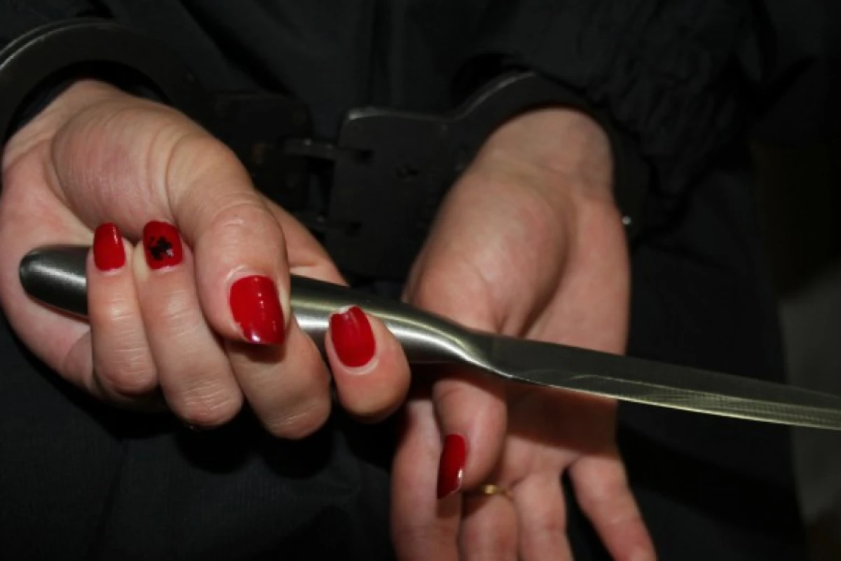 [[Gəncədə ər arvadını]] baş nahiyəsindən bıçaqladı