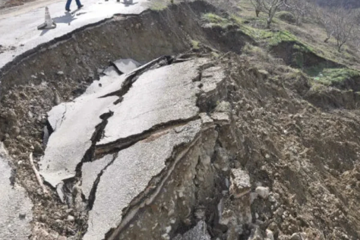 Əhmədlidə baş verən torpaq sürüşməsində xəsarət alan olub? [[- RƏSMİ]]