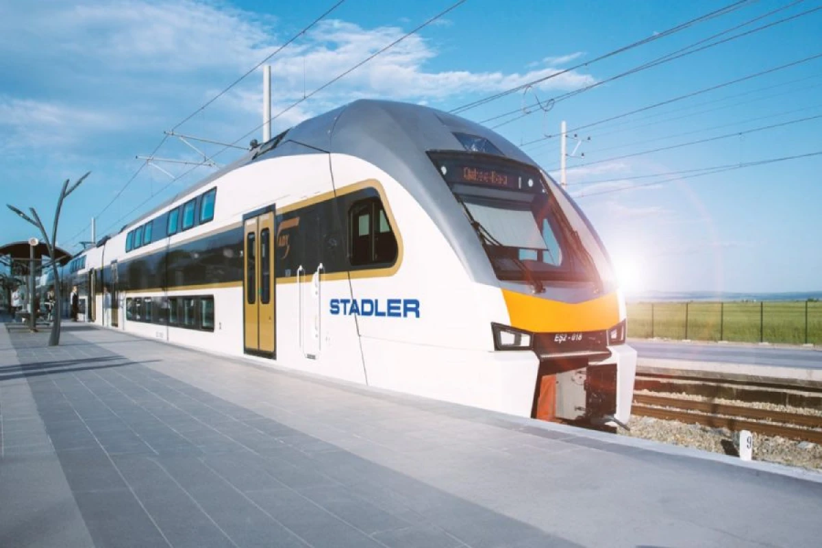 ADY qatarlarda başqaları üçün yer saxlayan sərnişinlərə [[müraciət etdi]]