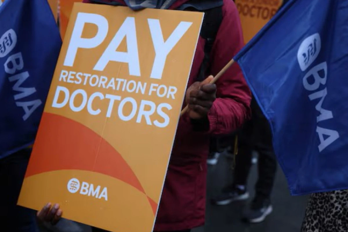 İngiltərədə həkimlər [[5 günlük tətilə]] başladı