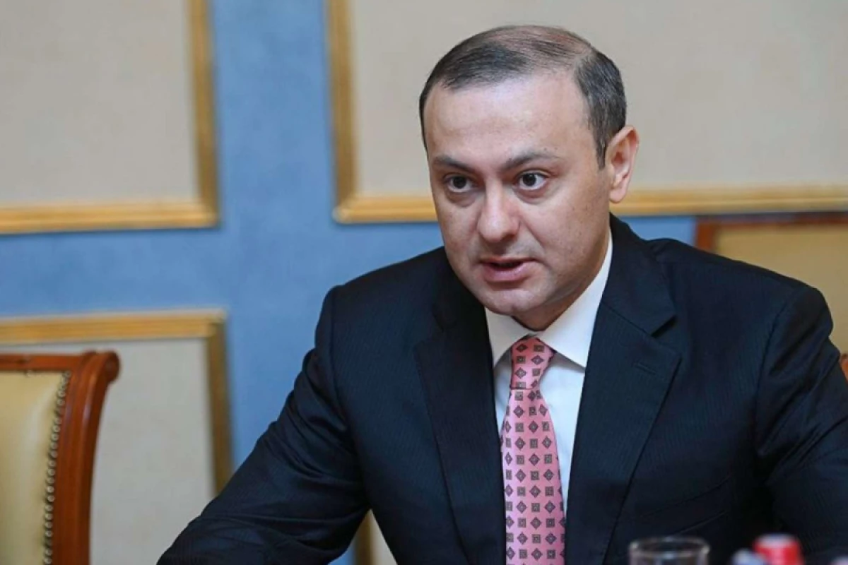 [[Qriqoryan Avropa Komissiyasının]] rəsmisi ilə telefon danışığı apardı