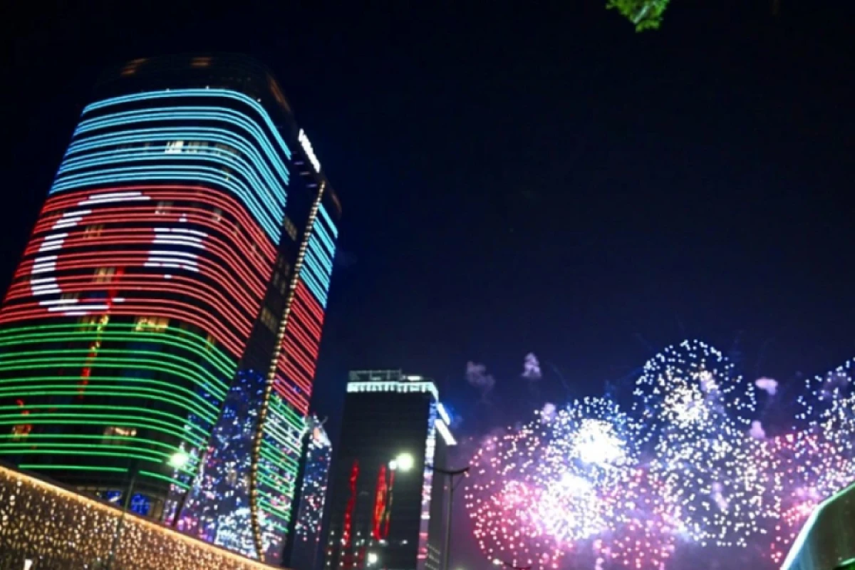 [[Daşkənddə Mərkəzi Asiya Sammitində]] iştirak edən dövlət başçılarının şərəfinə atəşfəşanlıq oldu