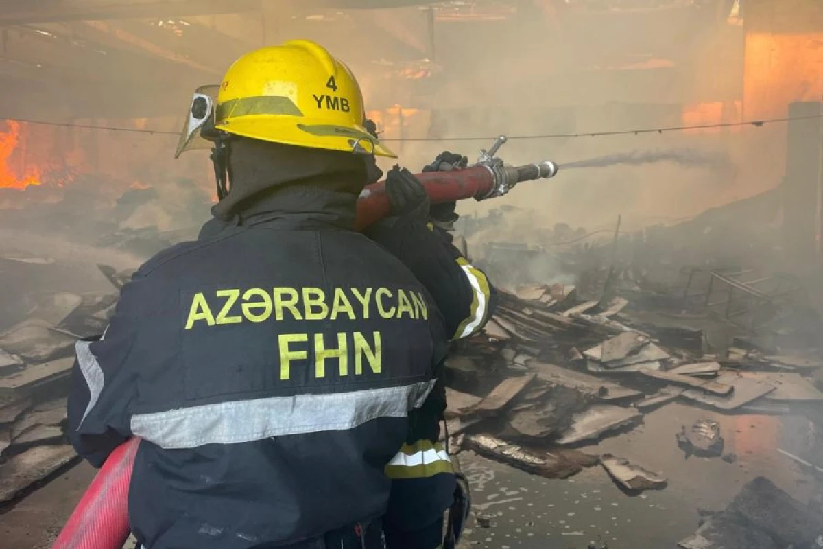 Bakıda ikimərtəbəli ev [[yandı]]