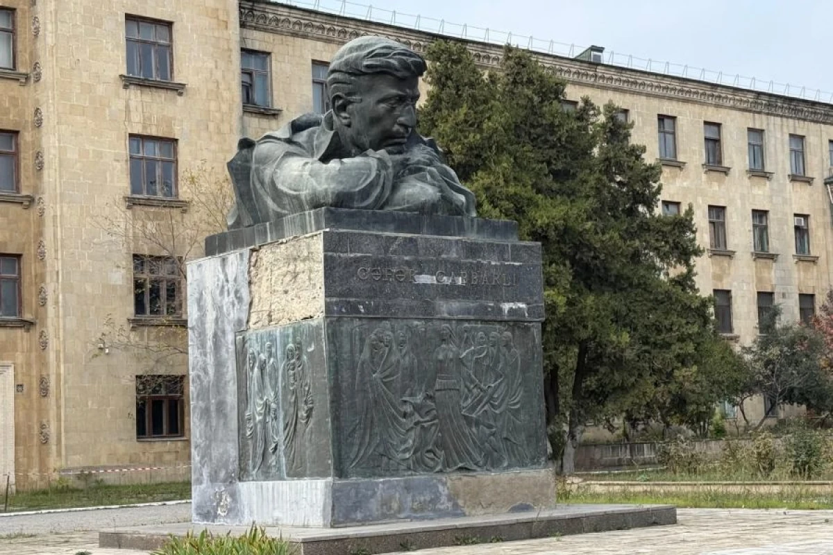 Cəfər Cabbarlının heykəli təmir ediləcək? [[- NAZİRLİKDƏN RƏSMİ AÇIQLAMA]]