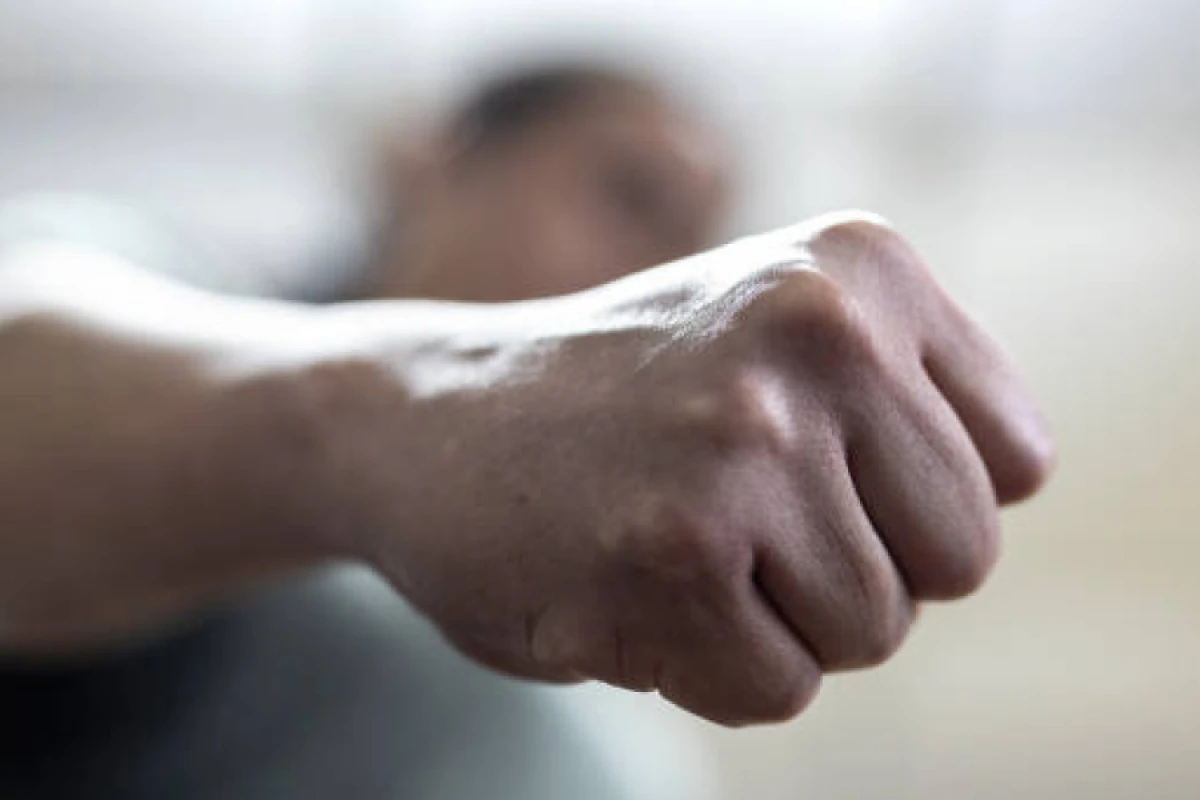 Lənkəranda kişi [[sinif yoldaşına zəng edən arvadını döydü]]