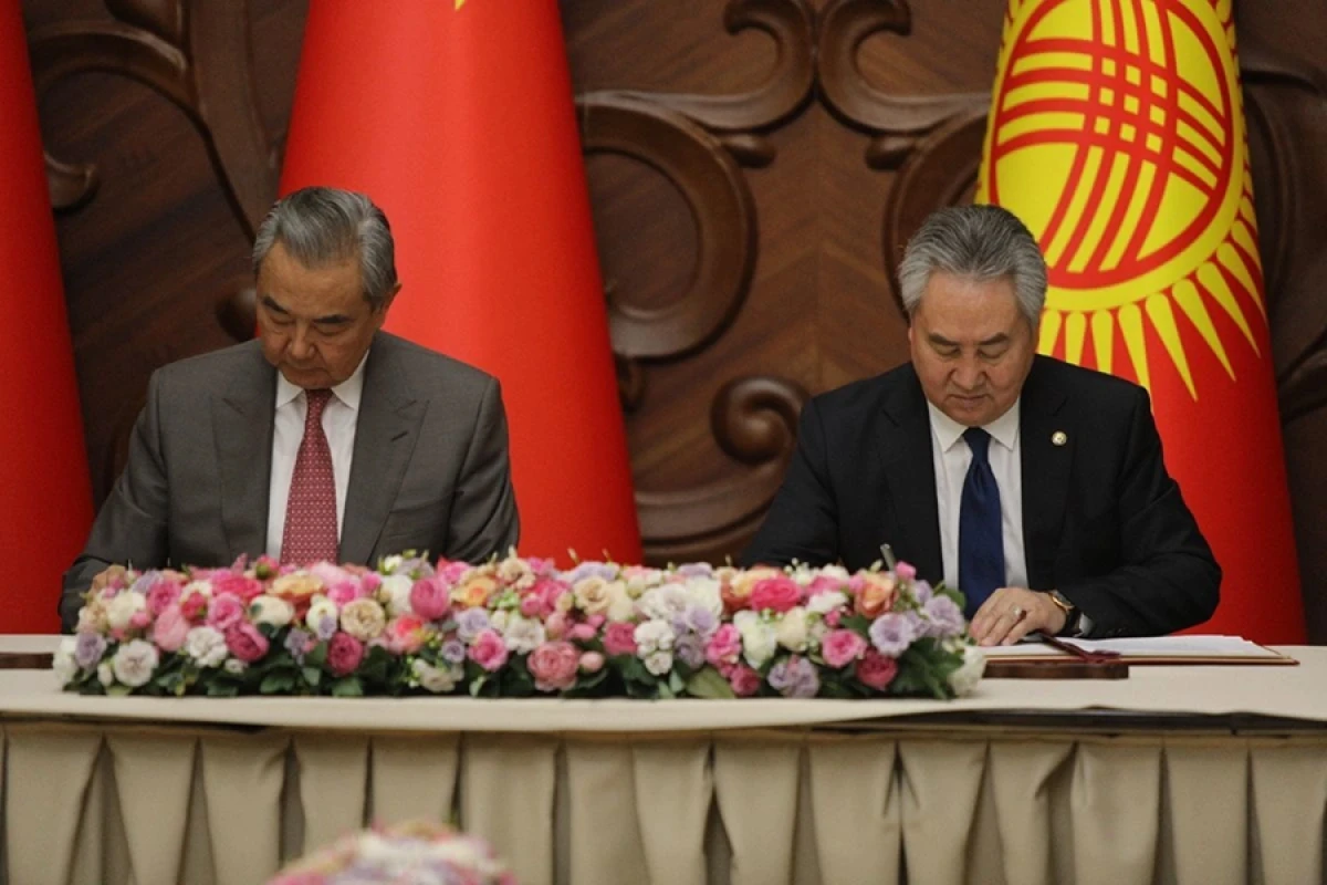 [[Qırğızıstan və Çin XİN-ləri]] əməkdaşlıq proqramı imzaladılar