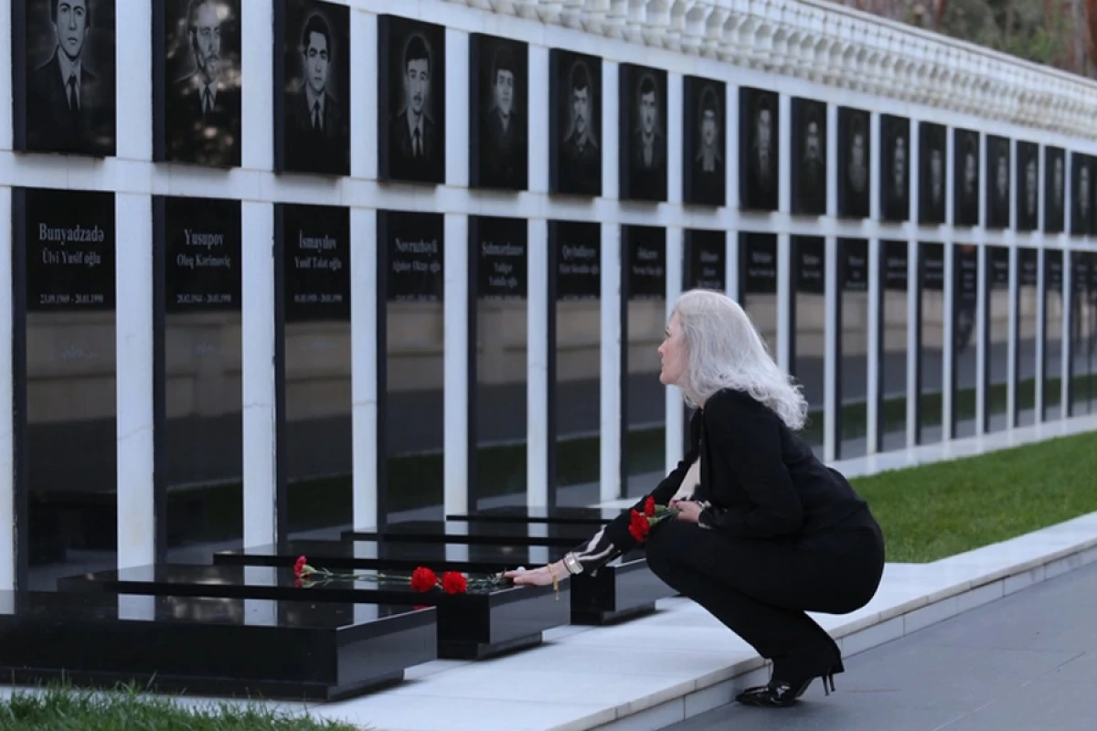 Elison Huker [[Şəhidlər xiyabanını]] ziyarət etdi