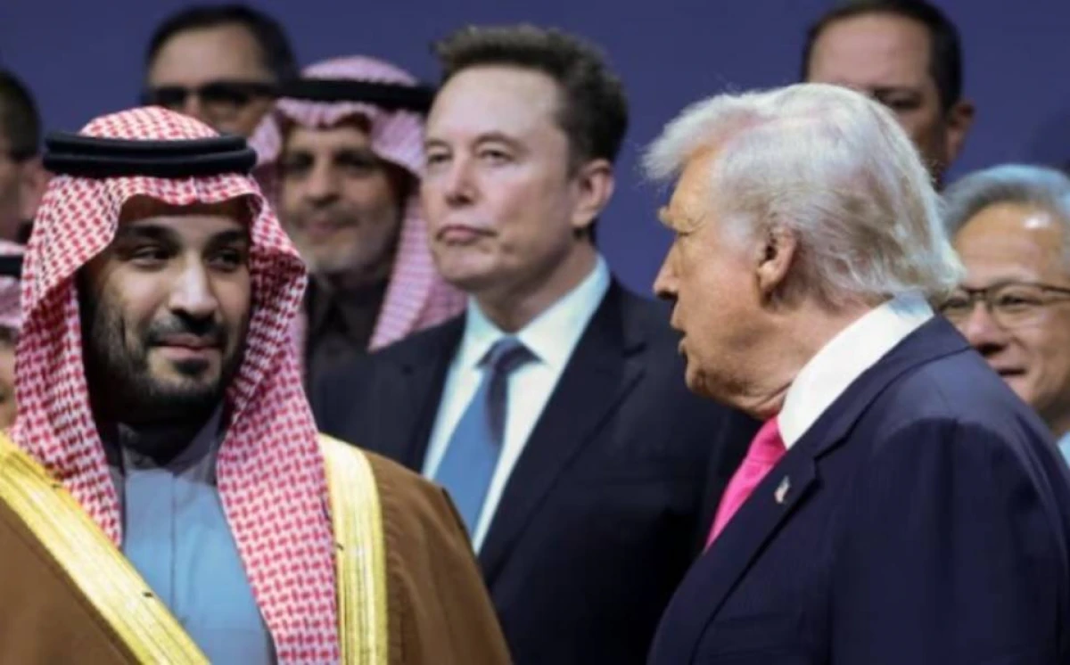 [[Maskın Ağ Evdə görünməsi]] yeni şayiələri alovlandırdı