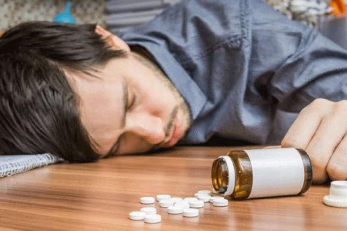 Kişi səhvən içdiyi [[dərmandan zəhərləndi]]