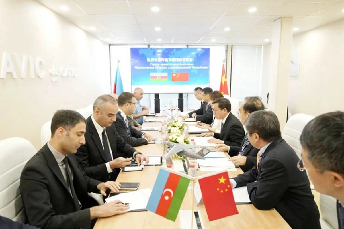 Müdafiə nazirinin müavinləri [["Dubay Aviaşou - 2025"]] sərgisində iştirak etdilər