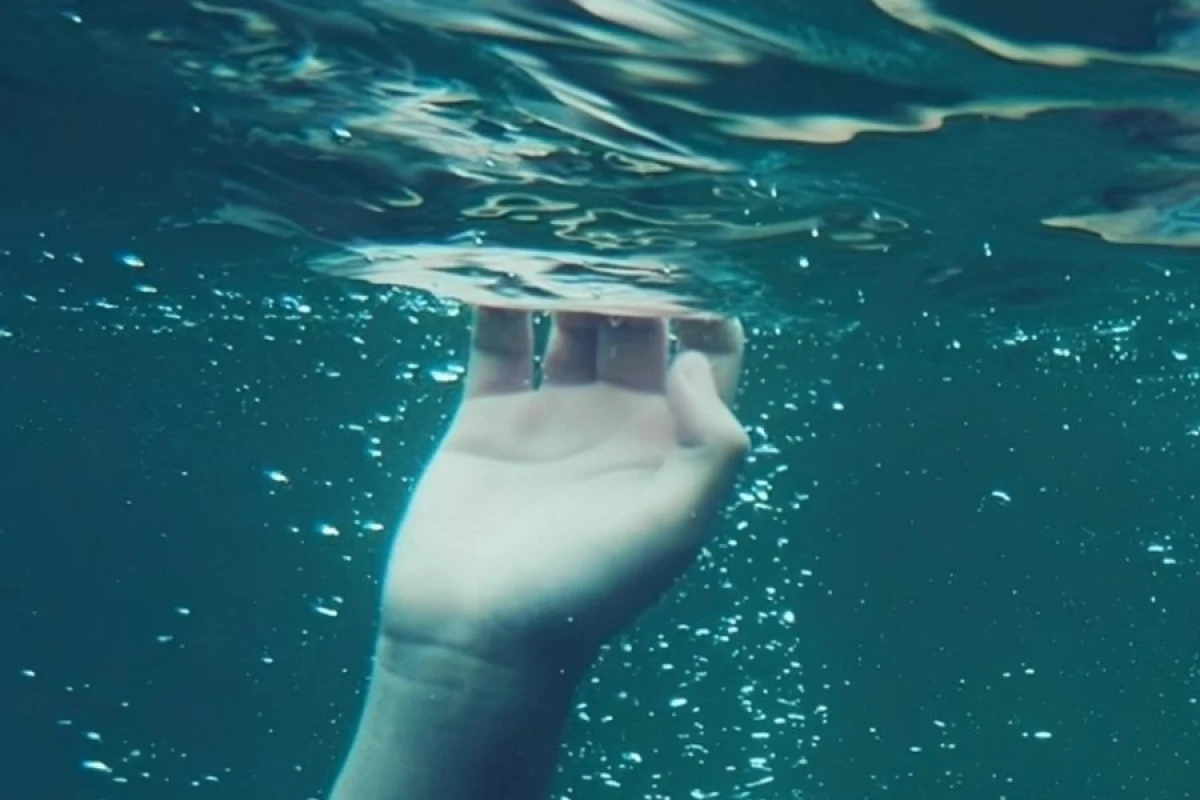 Qadın hovuza düşərək [[öldü]]