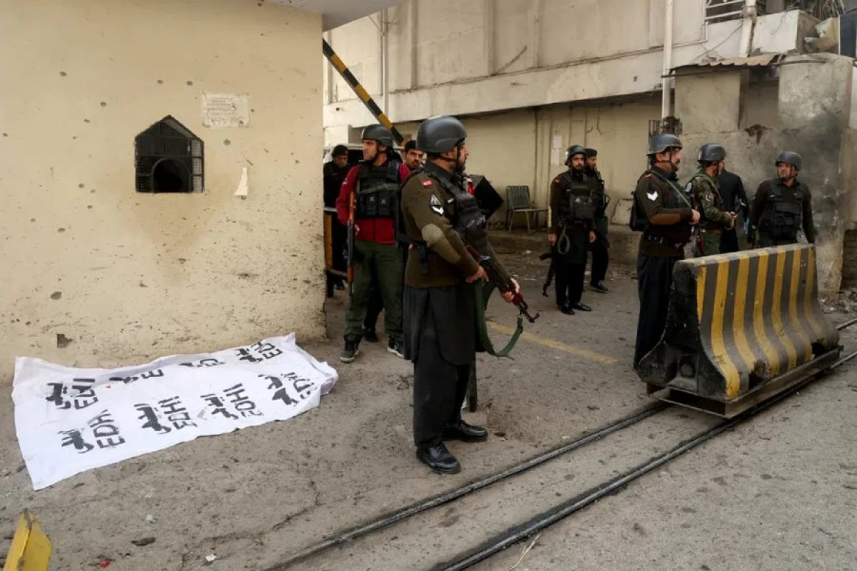 Pakistanda polis qərargahına [[hücum edildi]]