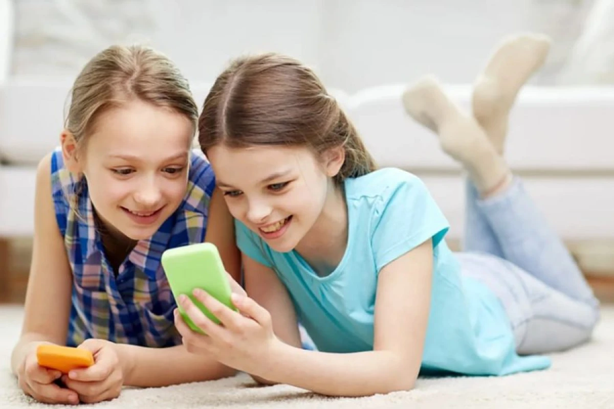 Avstraliya 16 yaşdan kiçiklərə [[telefon qadağasını tətbiq edir]]