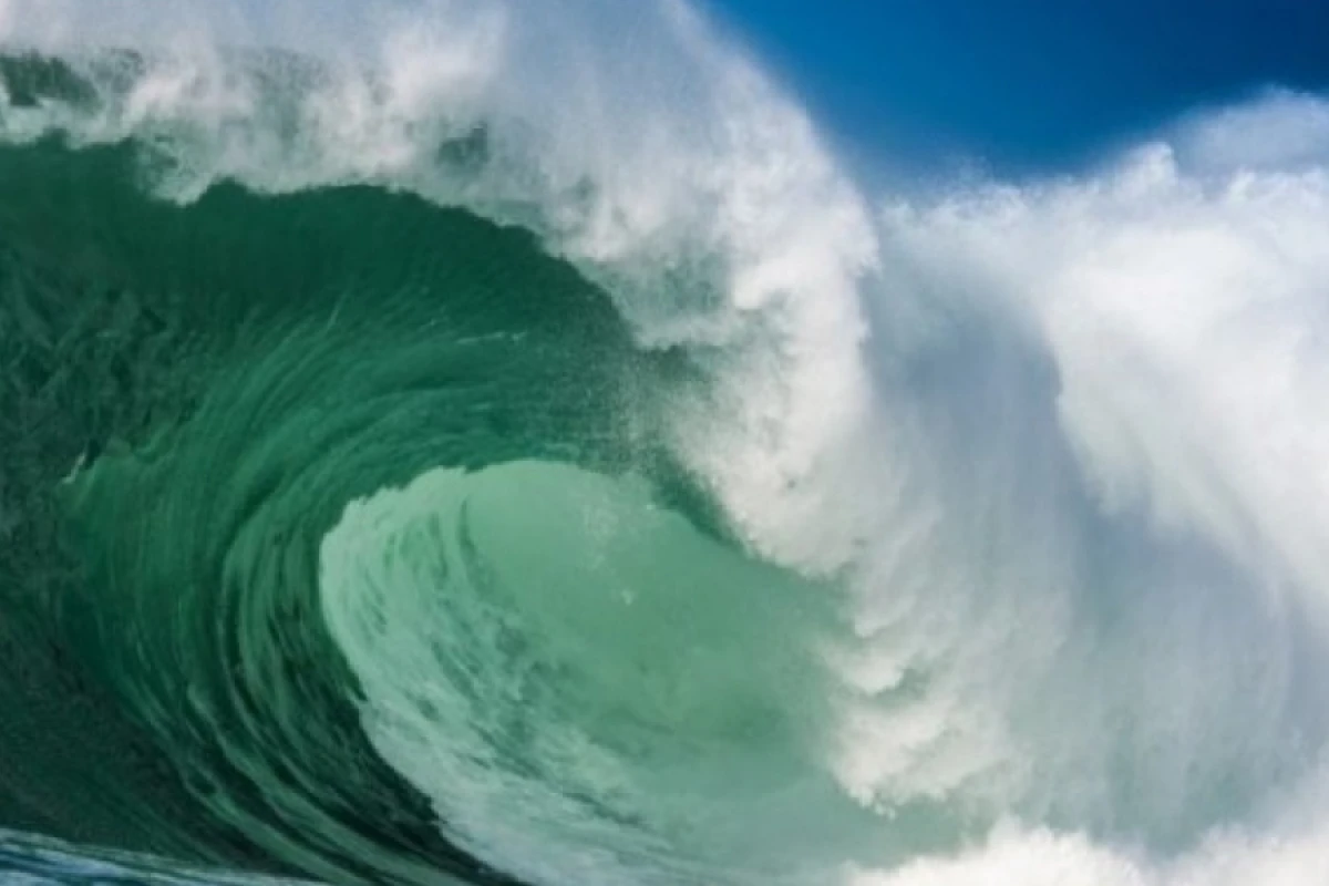 ABŞ-də dalğa [[üç nəfəri okeana]] apardı