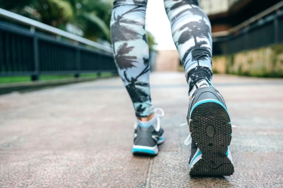 [[Geriyə doğru yerimək]] oynaqlar və əzələlər üçün faydalıdır