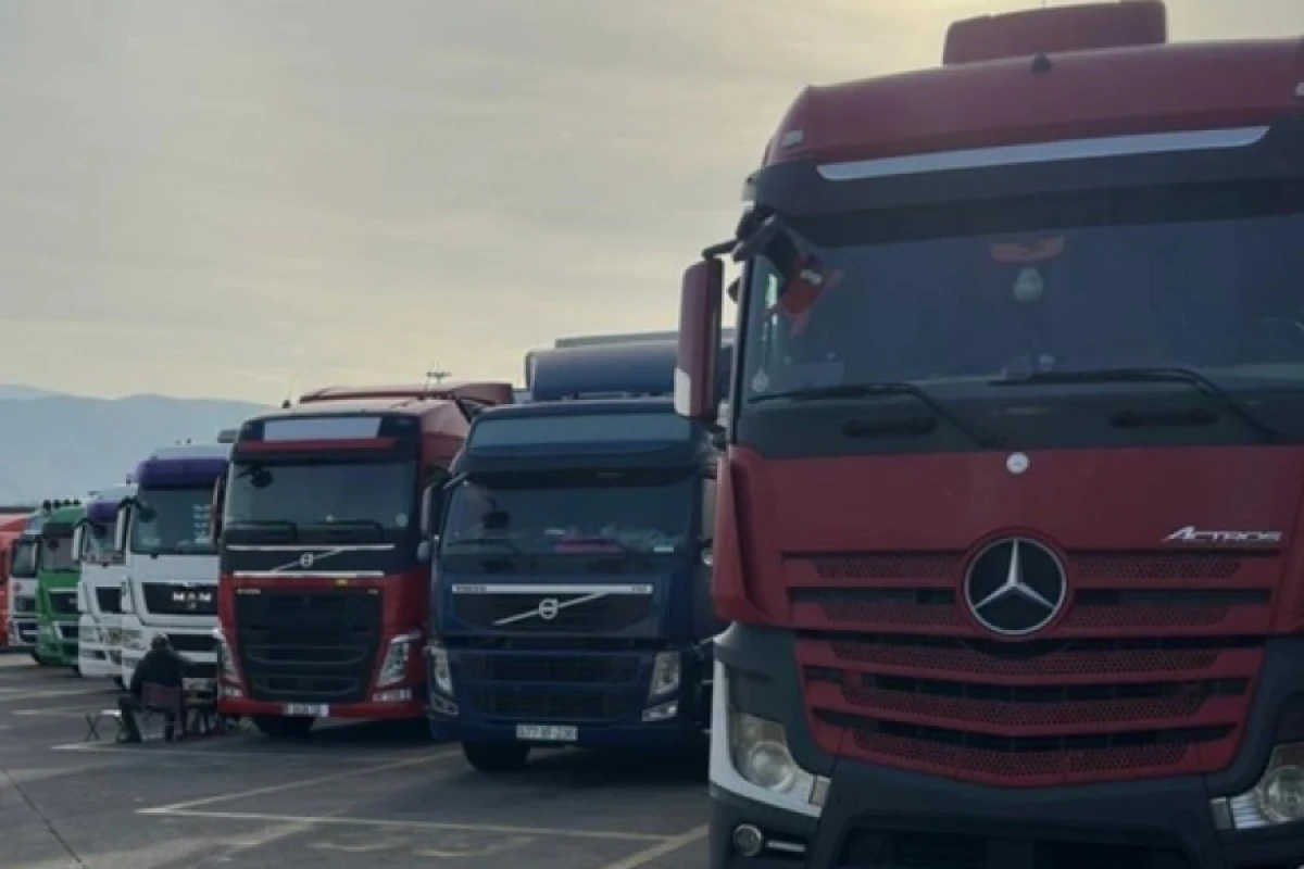 [[Gürcüstan gömrüyündə]] saxlanılan Azərbaycanın yük avtomobilləri sərbəst buraxıldılar