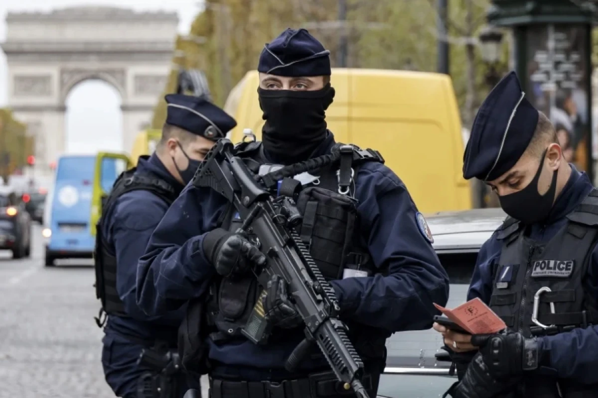 Ağ Ev yaxınlığında atışmada yaralanan [[Milli Qvardiya hərbçiləri öldü]]