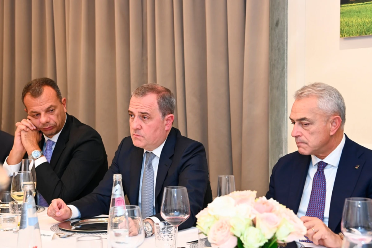 [[Ceyhun Bayramov]] Romada İtaliya rəsmiləri ilə şam yeməyinə qatıldı