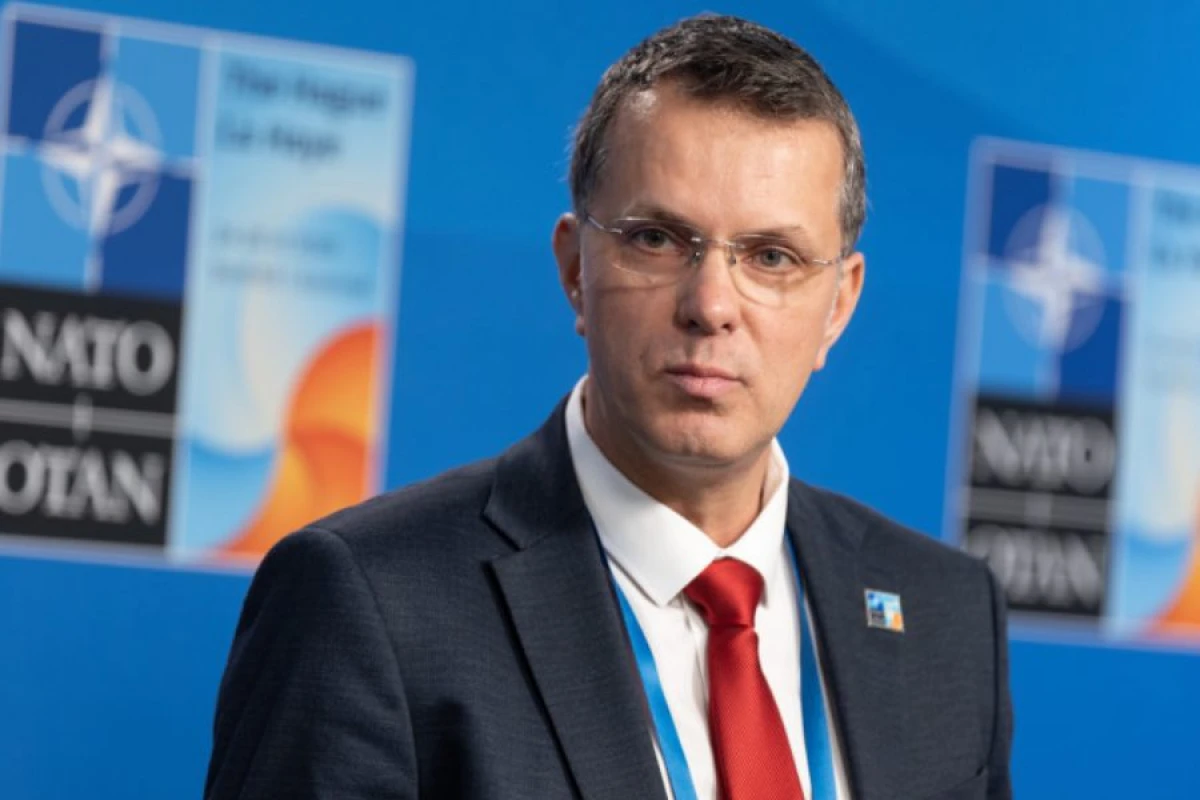 Rumıniyanın müdafiə naziri [[istefa verdi]]