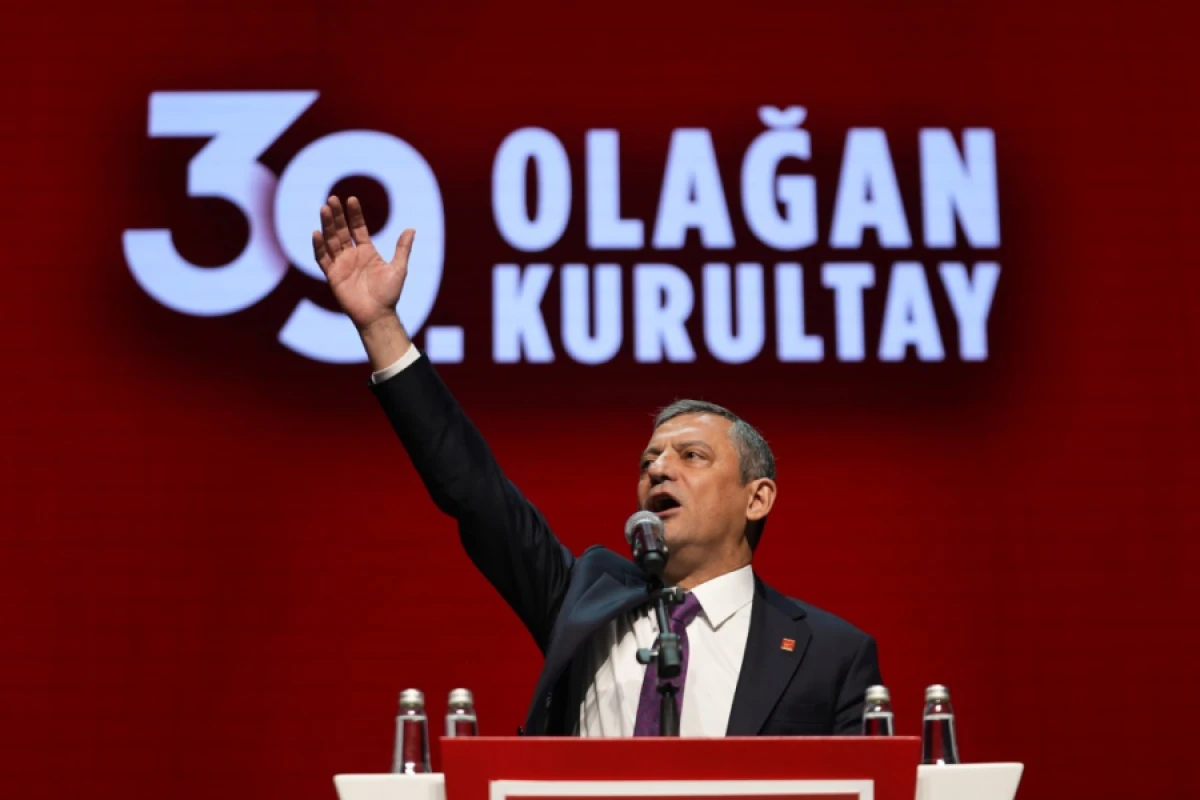 [[Özgür Özel]] yenidən CHP sədri seçildi