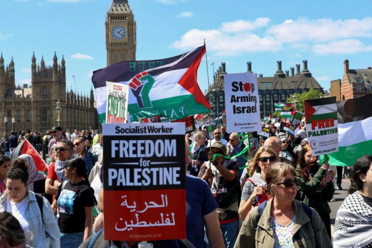 [[Londonda]] genişmiqyaslı nümayiş keçirilir