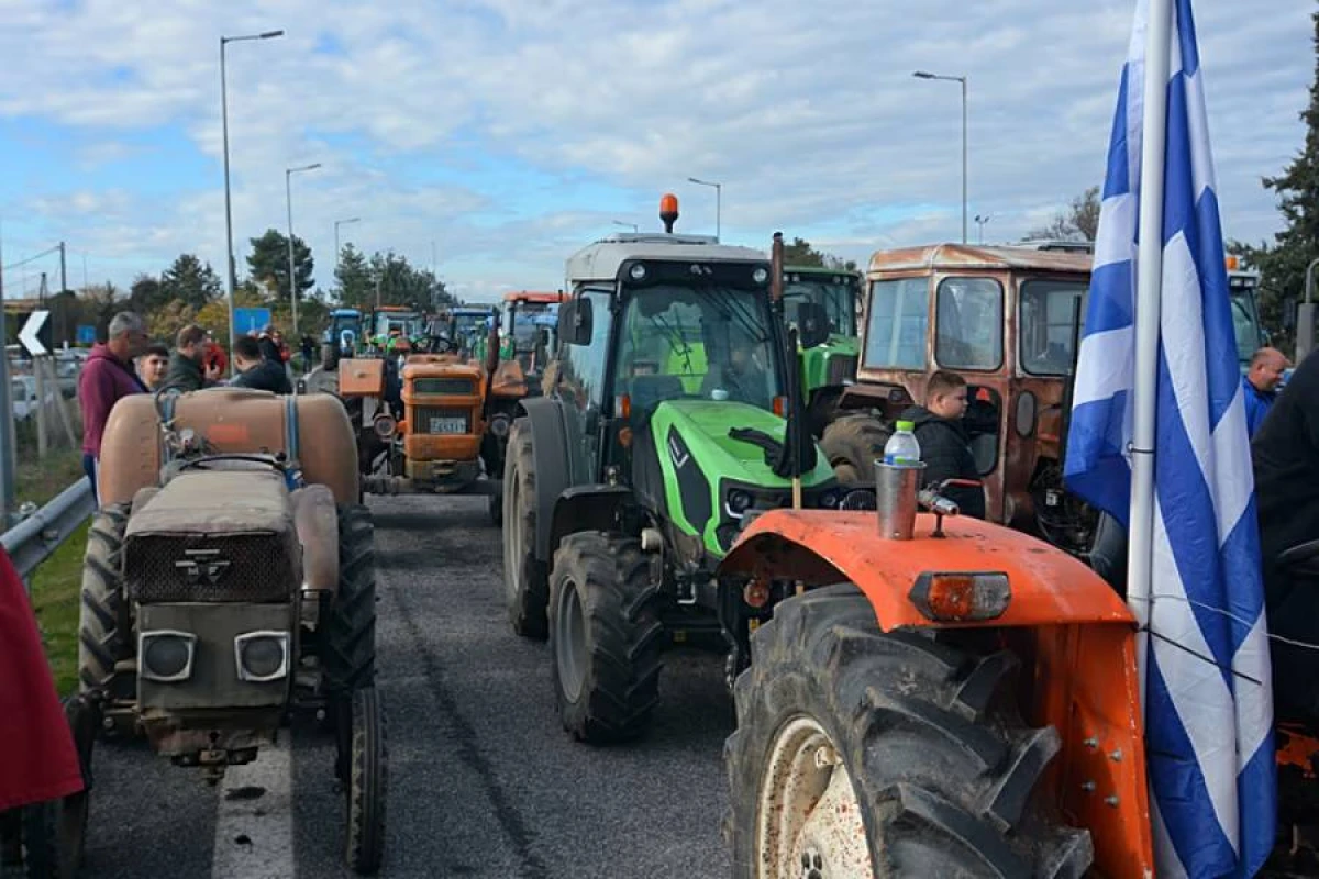 Yunanıstanda fermer üsyanı: [[Traktorlarla yollar bağlandı]]