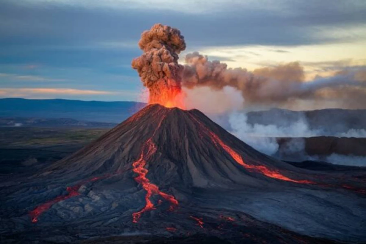 [[Kilaueada rekord mənzərə:]] 370 metrlik üç lava fontanı bir anda