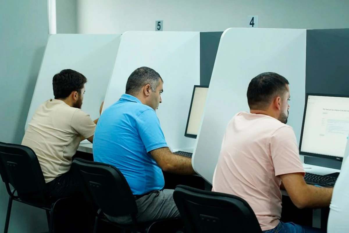 1700-dən çox taksi sürücüsü [[imtahan vermək üçün]] qeydiyyatdan keçdi