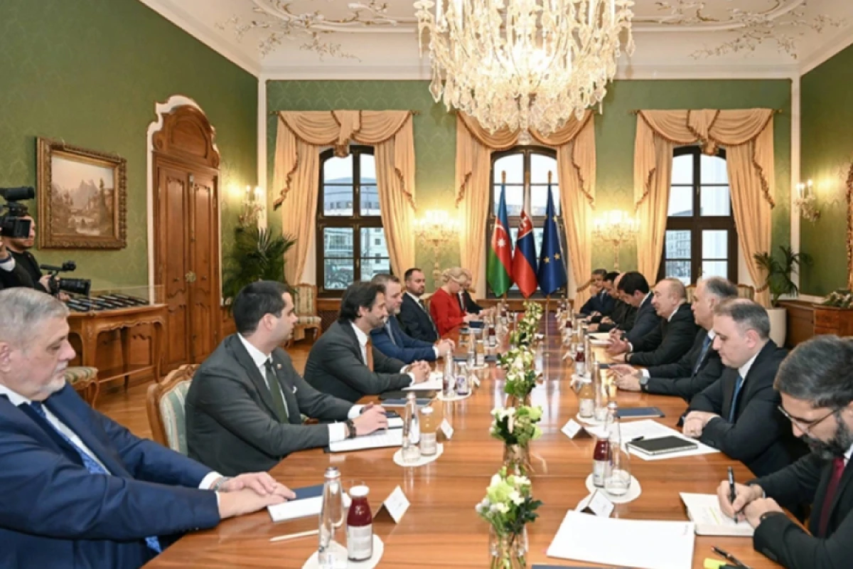 Bratislavada Azərbaycan və Slovakiya prezidentlərinin geniş tərkibdə görüşü oldu- [[Yeniləndi]]