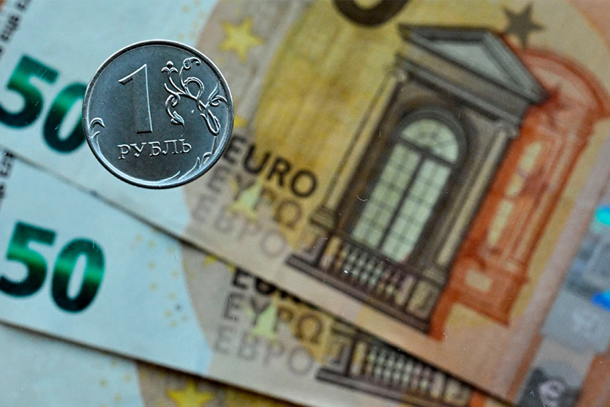 Avro, rubl və lirə [[ucuzlaşdı]]