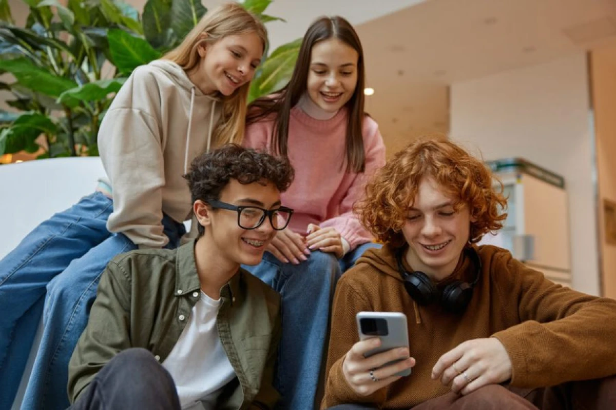 Avstraliya 16 yaşdan kiçiklərin sosial media hesablarını [[blokladı]]