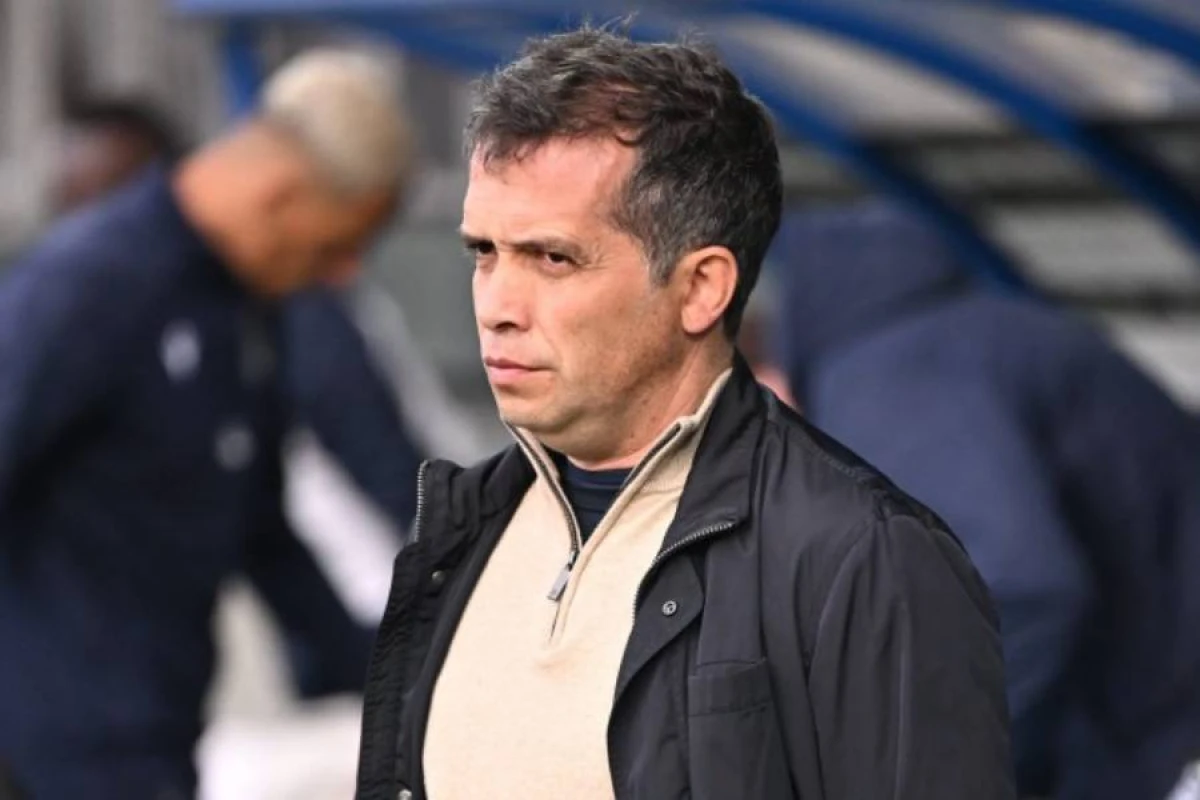 [[Fransa təmsilçisi]] baş məşqçisi ilə yollarını ayırdı