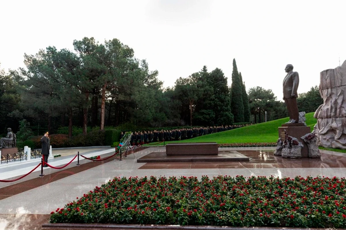 DİN-in şəxsi heyəti [[Heydər Əliyevin məzarını]] ziyarət etdi