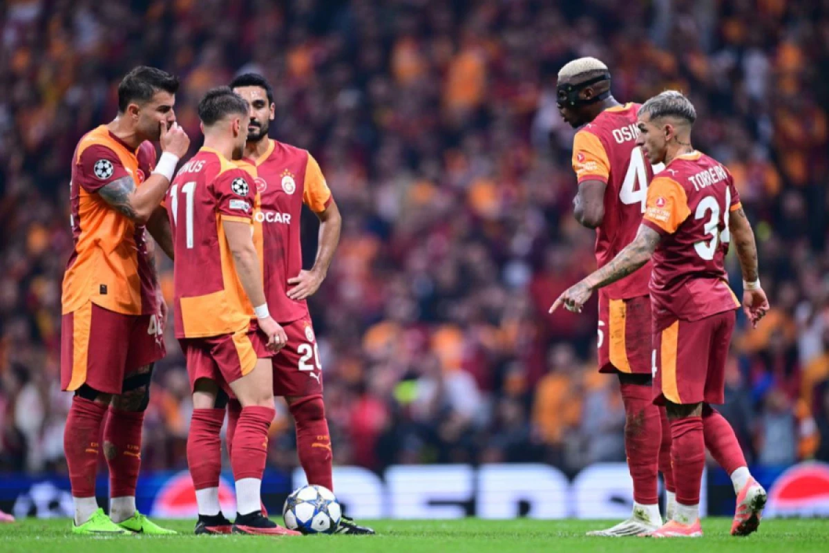 "Qalatasaray" 3 futbolçusu ilə [[yollarını ayırır]]