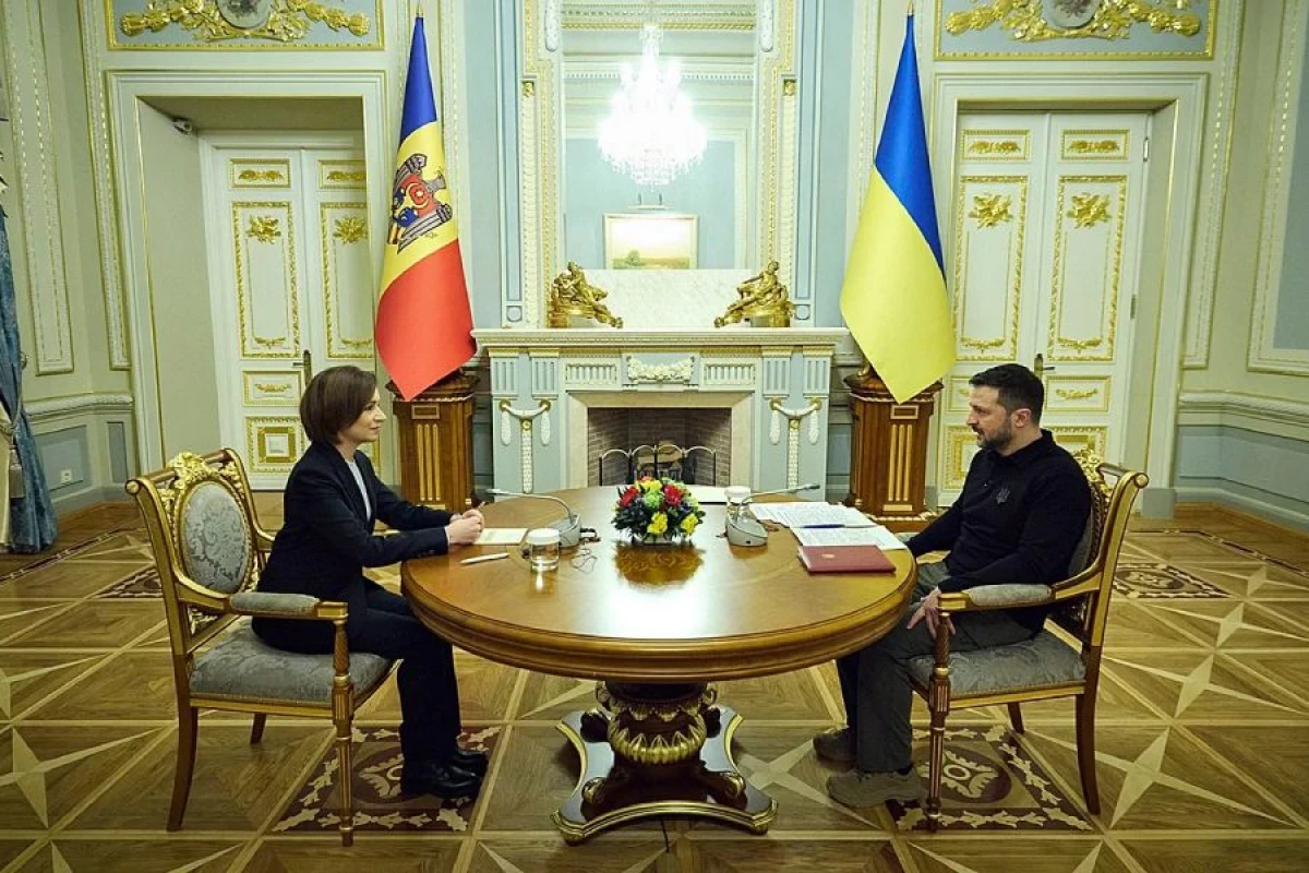 Zelenski Maya Sandu ilə [[görüşdü]]