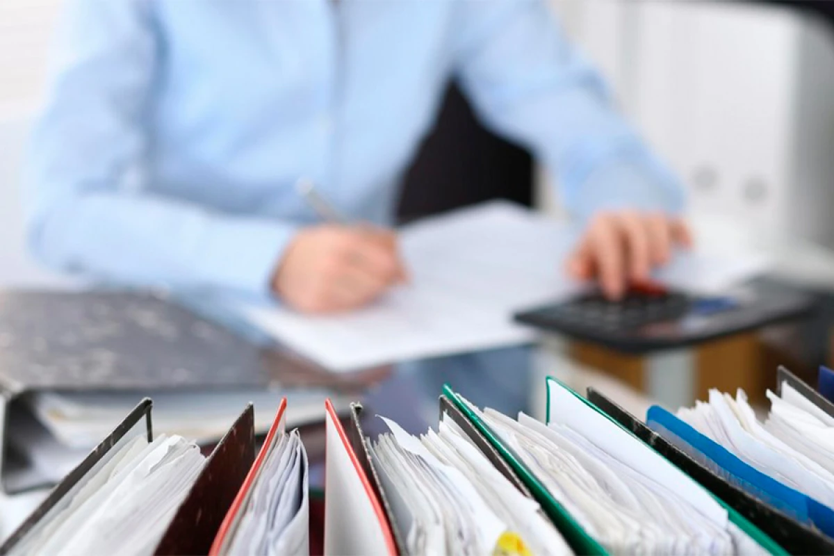 1400-dən çox [[kommersiya qurumu]] dövlət qeydiyyatından keçdi