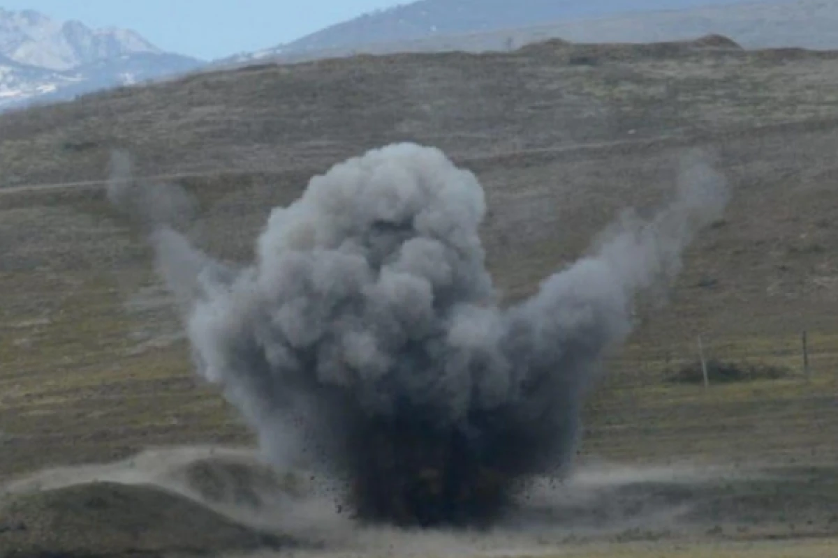 Ağdamda sahədə işləyən [[traktorçu minaya düşdü]]