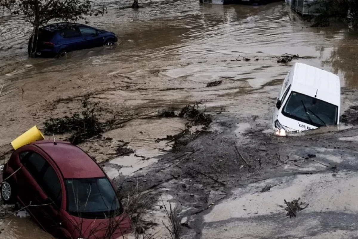 İranın Qeşm adasında [[kəndi su basdı]]