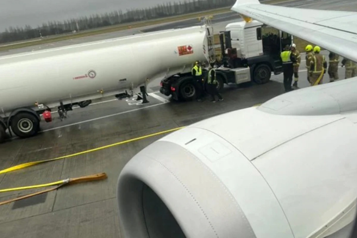 [[Təyyarə hava]] limanında maşınla toqquşdu