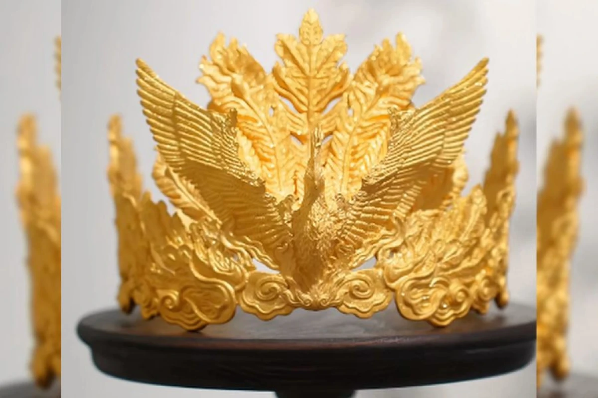 Sərgidə uşaq 280 000 dollarlıq qızıl tacı [[sındırdı]]