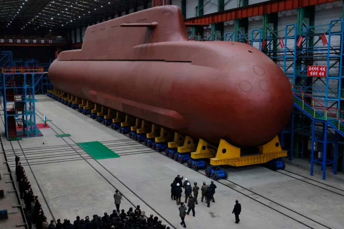 Kim Çen In [[qızı ilə birlikdə nüvə sualtı qayıq tikintisinə]] baxış keçirdi