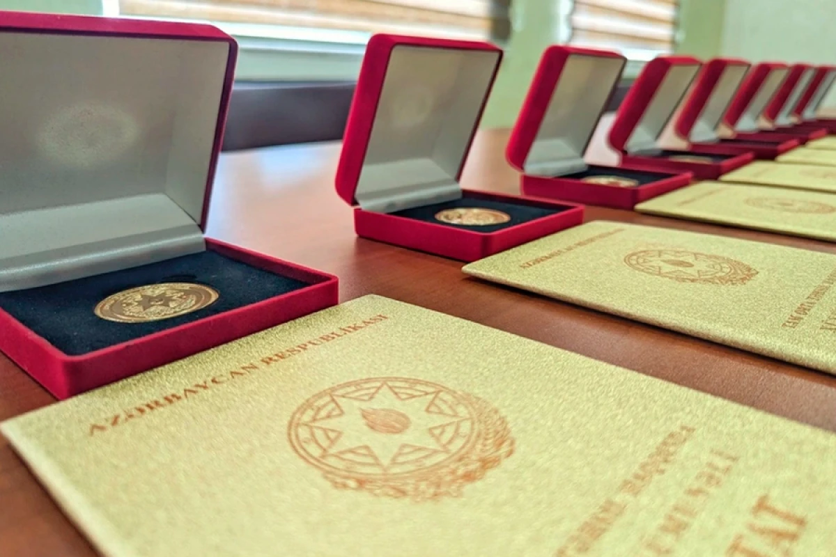 Bu il Bakıda [[52 məzun qızıl və gümüş nişana]] layiq görülüb