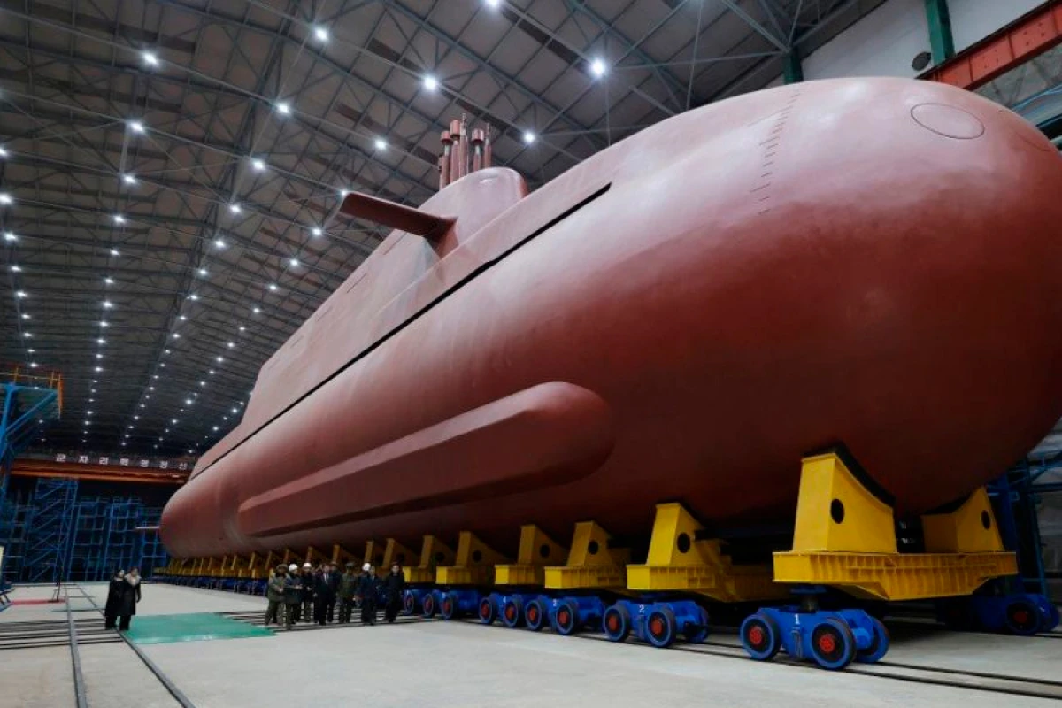 Şimali Koreya [[ilk nüvə sualtı qayığını]] təqdim etdi