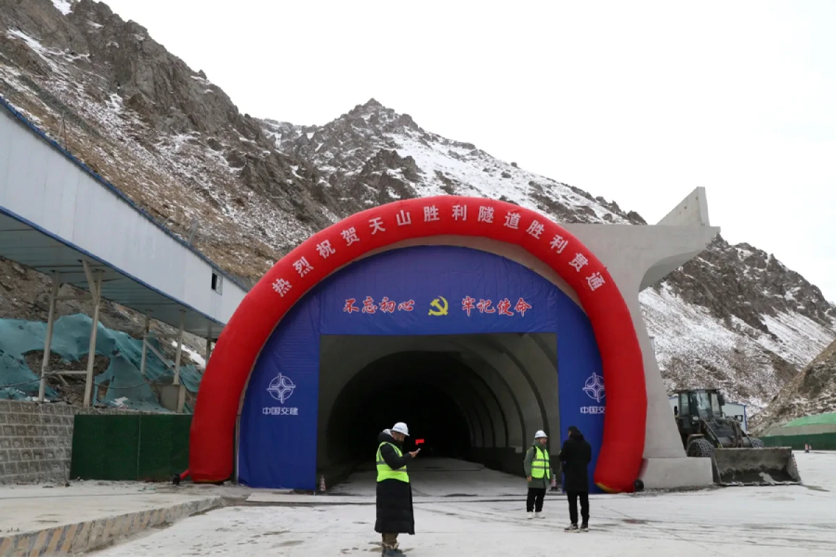 Çində dünyanın [[ən uzun sürətli yol tuneli]] açıldı