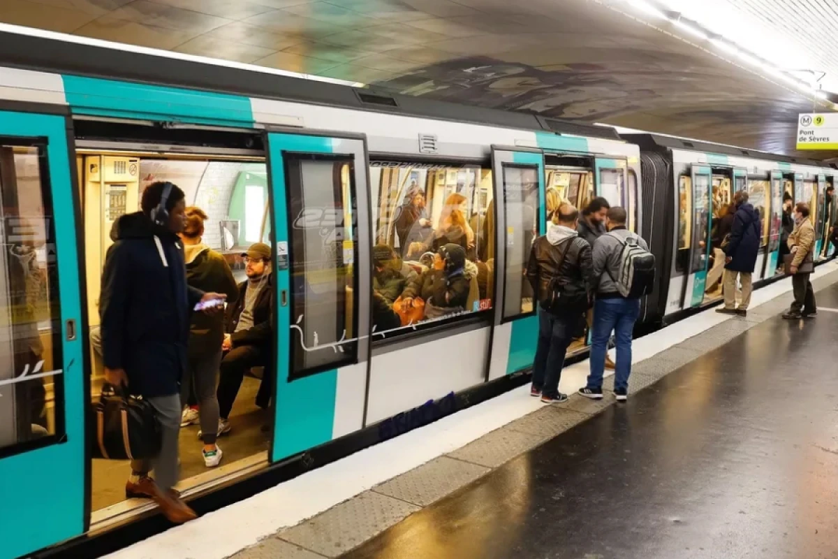 Paris metrosunda bıçaqlı hücum - [[Yaralılar var]]