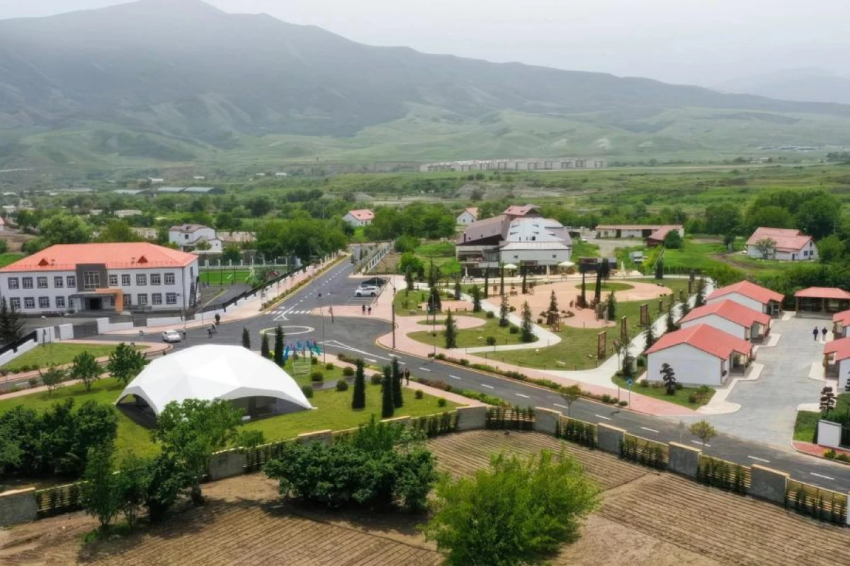 Ağdərənin Vəngli kəndinə daha [[10 ailə yola salındı]]