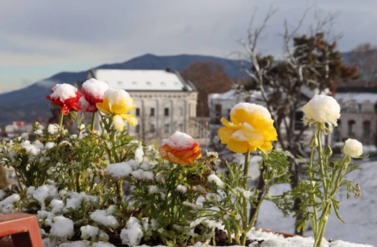 [[Xankəndinə ilk qar]] yağdı