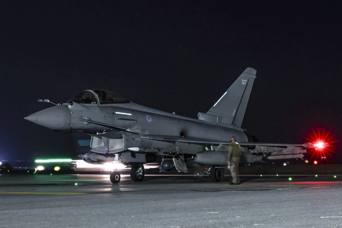 Britaniya və Fransa [[İŞİD bazasına aviazərbə]] endirdi