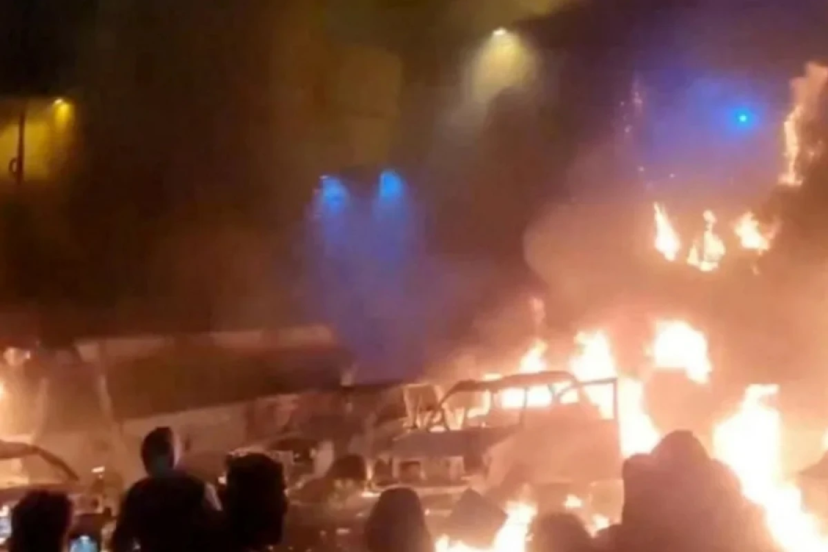 Məşhəddə etirazçılar [[15 avtobusu yandırdılar]]