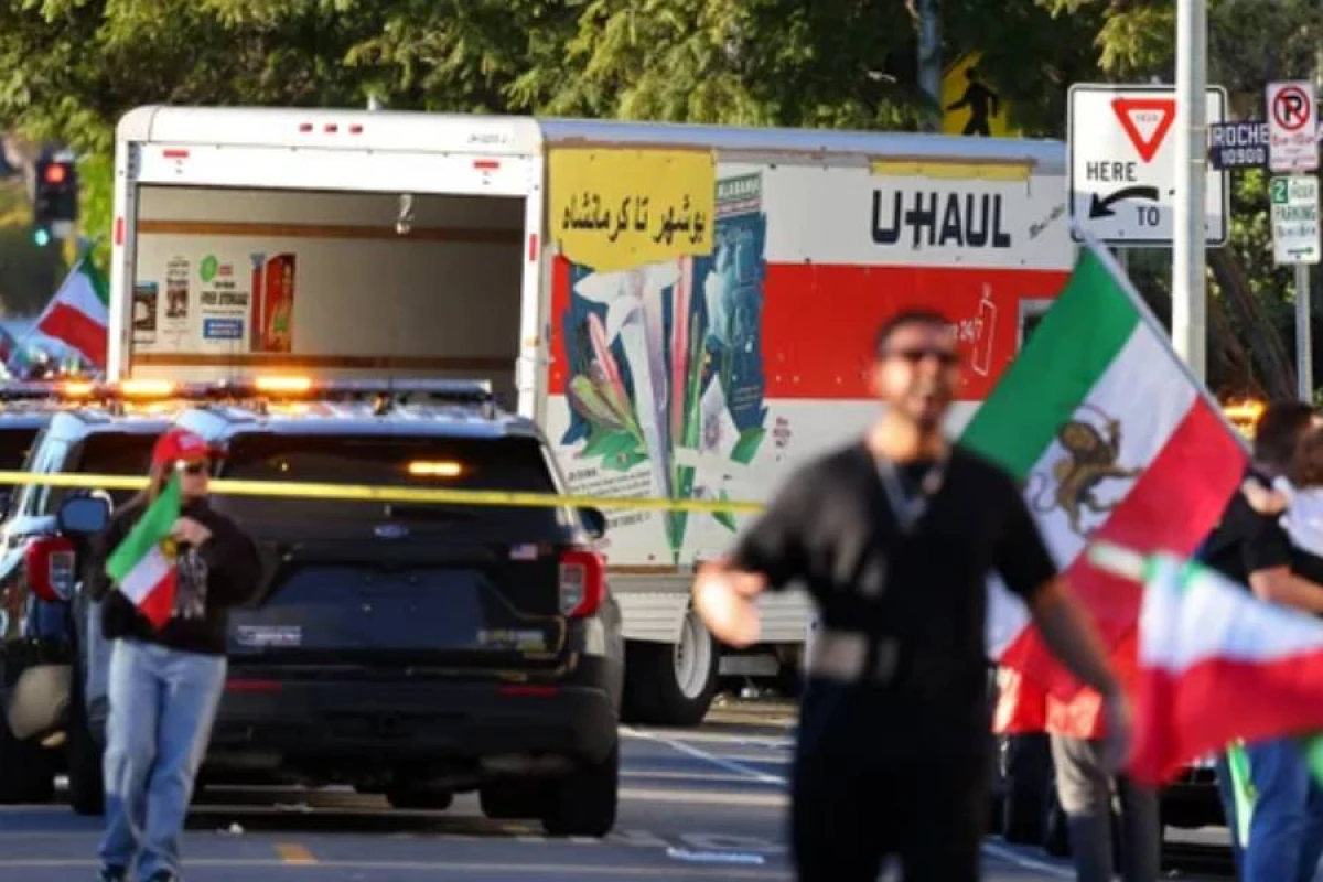 Los-Ancelesdə yük avtomobili [[İrana dəstək aksiyası iştirakçılarını]] vurdu